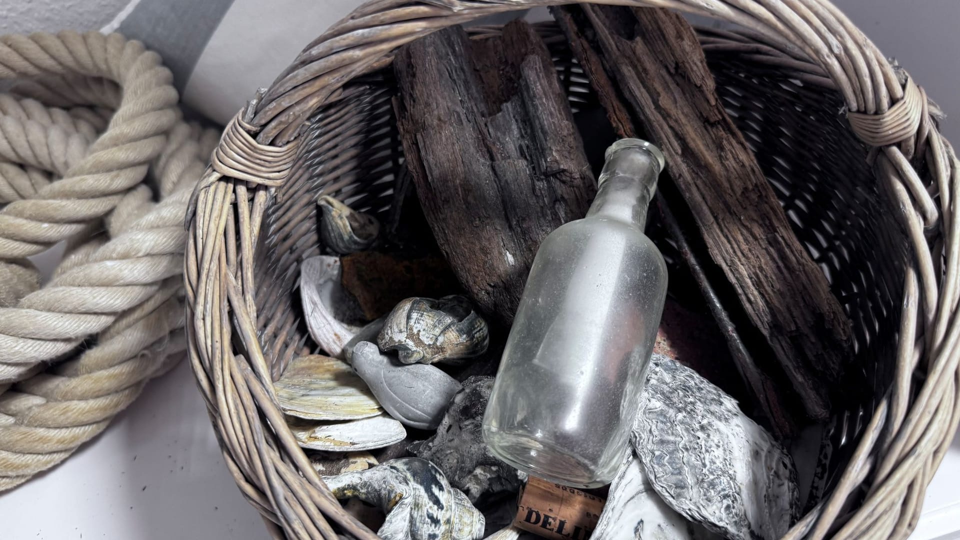 Sieben Jahre lag diese auf Sylt gefundene Flaschenpost in einem Korb: Jetzt ist klar, wer sie abgeschickt hat. Sieben Jahre lag diese auf Sylt gefundene Flaschenpost in einem Korb: Jetzt ist klar, wer sie abgeschickt hat.