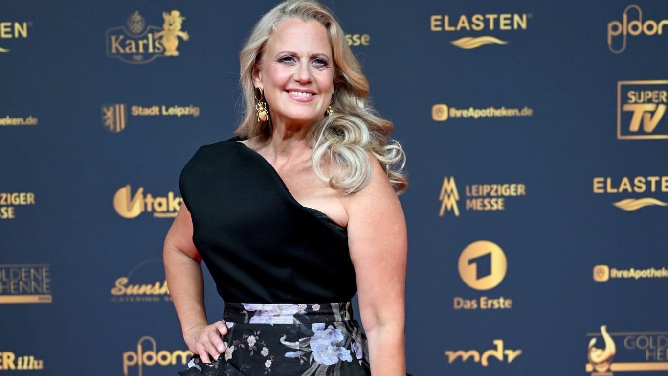 Barbara Schöneberger: Die Moderatorin trug einen gewellten hoch ausgeschnittenen Rock.