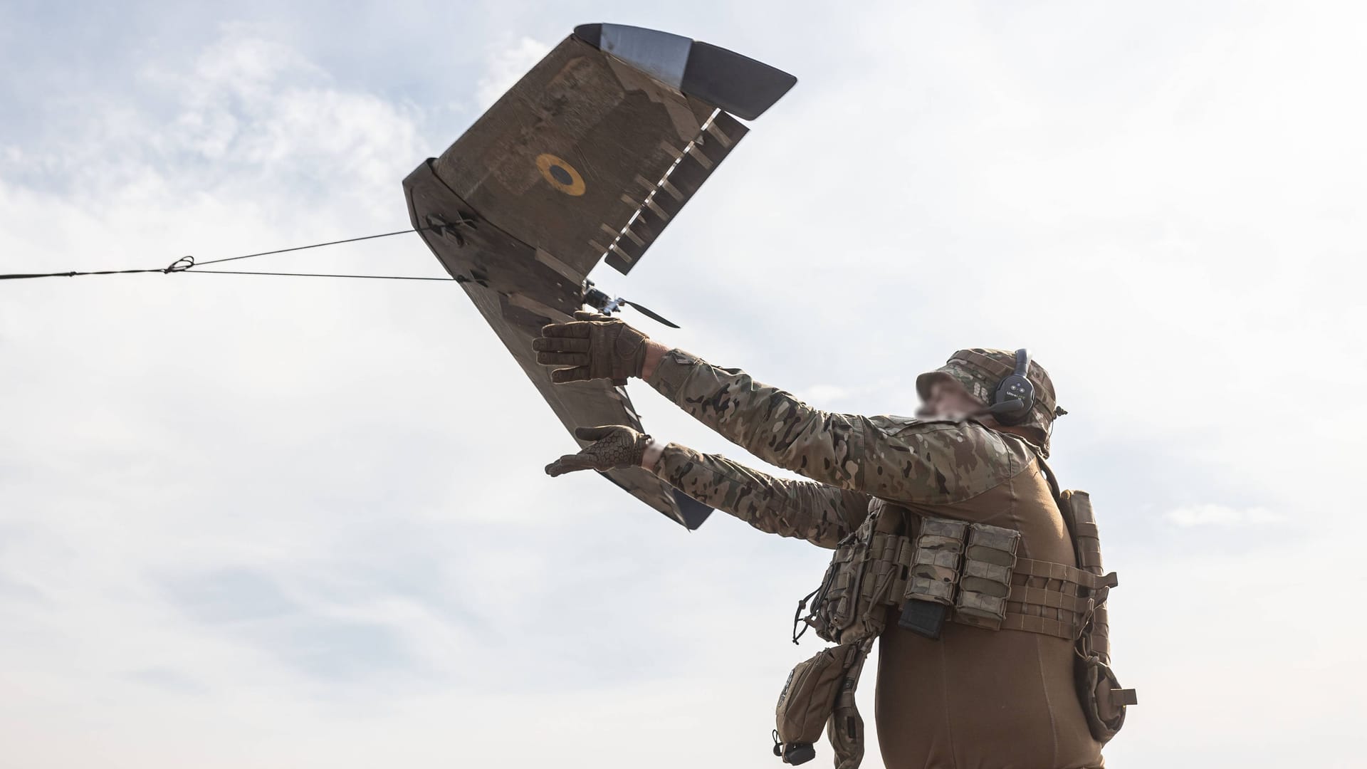 Ein ukrainischer Soldat startet eine Drohne (Symbolbild): Nahe der umkämpften Stadt Pokrowsk gewinnt die Ukraine die Oberhand.
