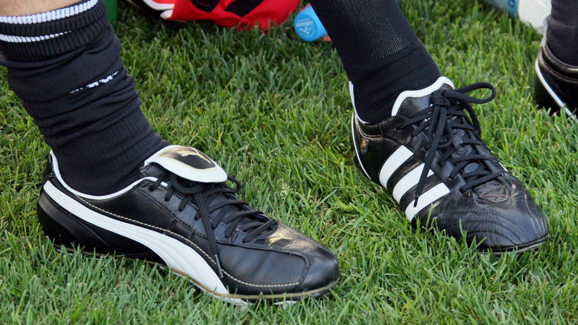 Schuhe von Adidas und Puma beim Benefizspiel zwischen den beiden Sportartikel-Herstellern im Jahr 2009: Bahnt sich eine Übernahme an? (Symbolbild)