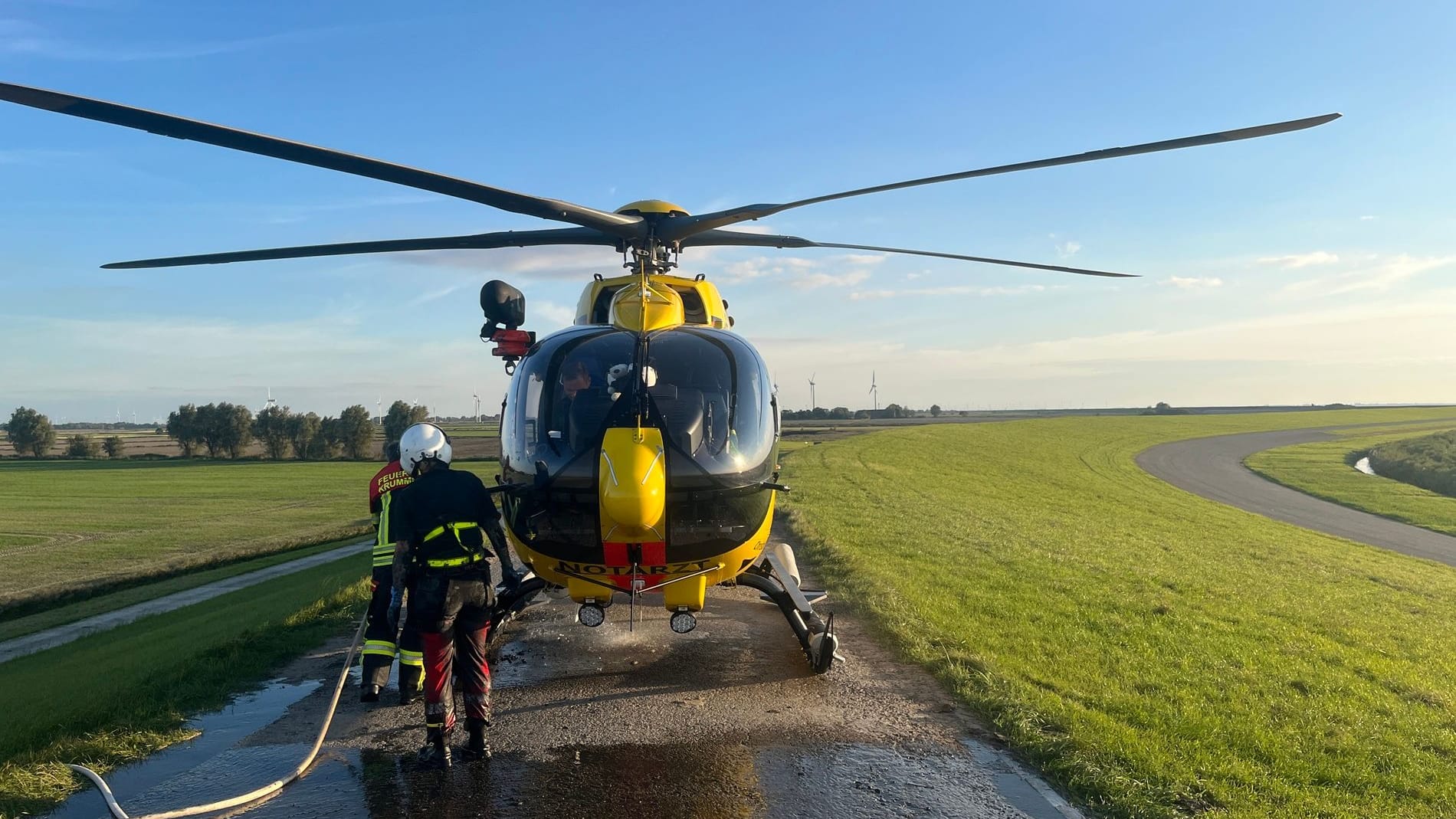 Ein Rettungshubschrauber zog den Mann mit Seilwinde aus dem Schlick: Der Urlauber kam unterkühlt ins Krankenhaus. Ein Rettungshubschrauber zog den Mann mit Seilwinde aus dem Schlick: Der Urlauber kam unterkühlt ins Krankenhaus.