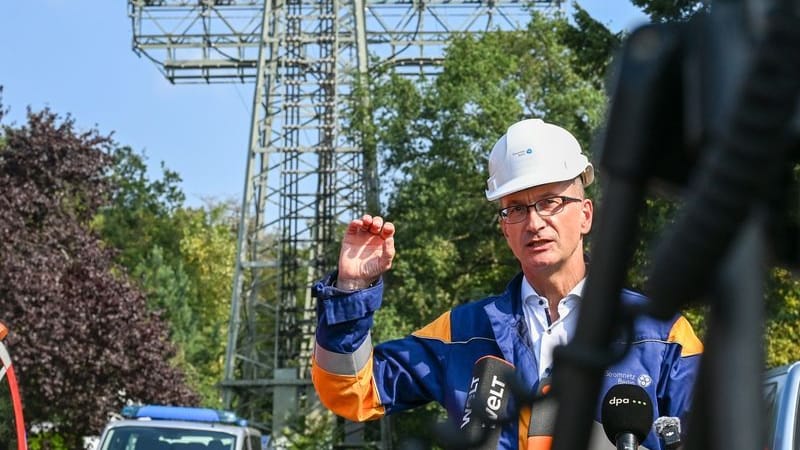 Erik Landeck, Geschäftsführer der Stromnetz Berlin, informiert vor dem beschädigten Strommast im Königsheideweg zur Presse. Erik Landeck, Geschäftsführer der Stromnetz Berlin, informiert vor dem beschädigten Strommast im Königsheideweg zur Presse.