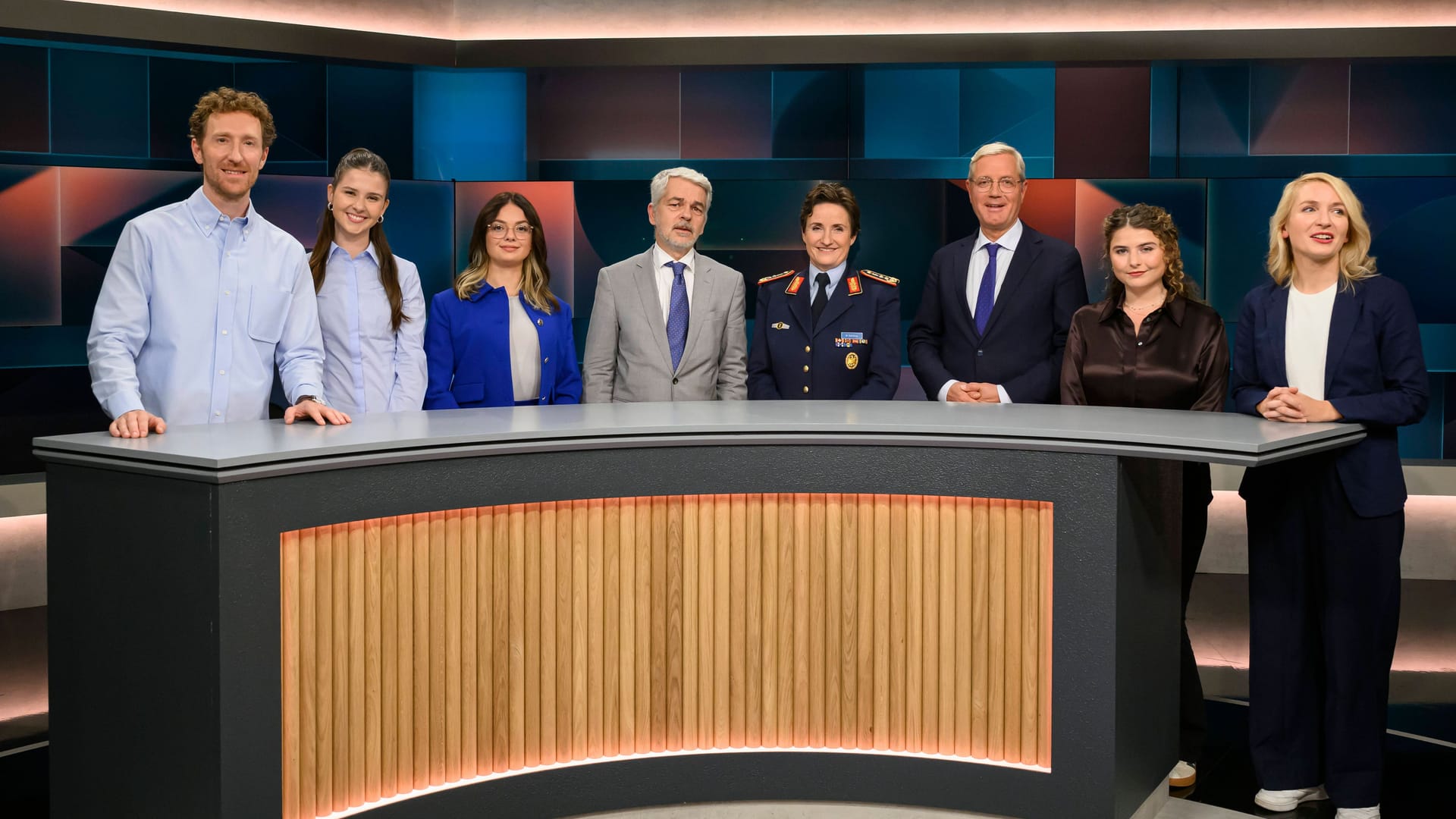 Moderator Louis Klamroth (l.) mit seinen Gästen.