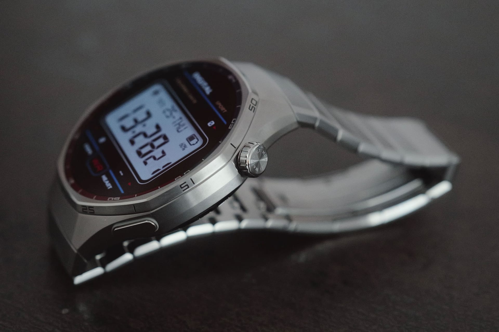 Material und Verarbeitung wirken sehr hochwertig und präzise. Das Titan-Armband bildet einen perfekten Übergang zum Uhrengehäuse. Material und Verarbeitung wirken sehr hochwertig und präzise. Das Titan-Armband bildet einen perfekten Übergang zum Uhrengehäuse.