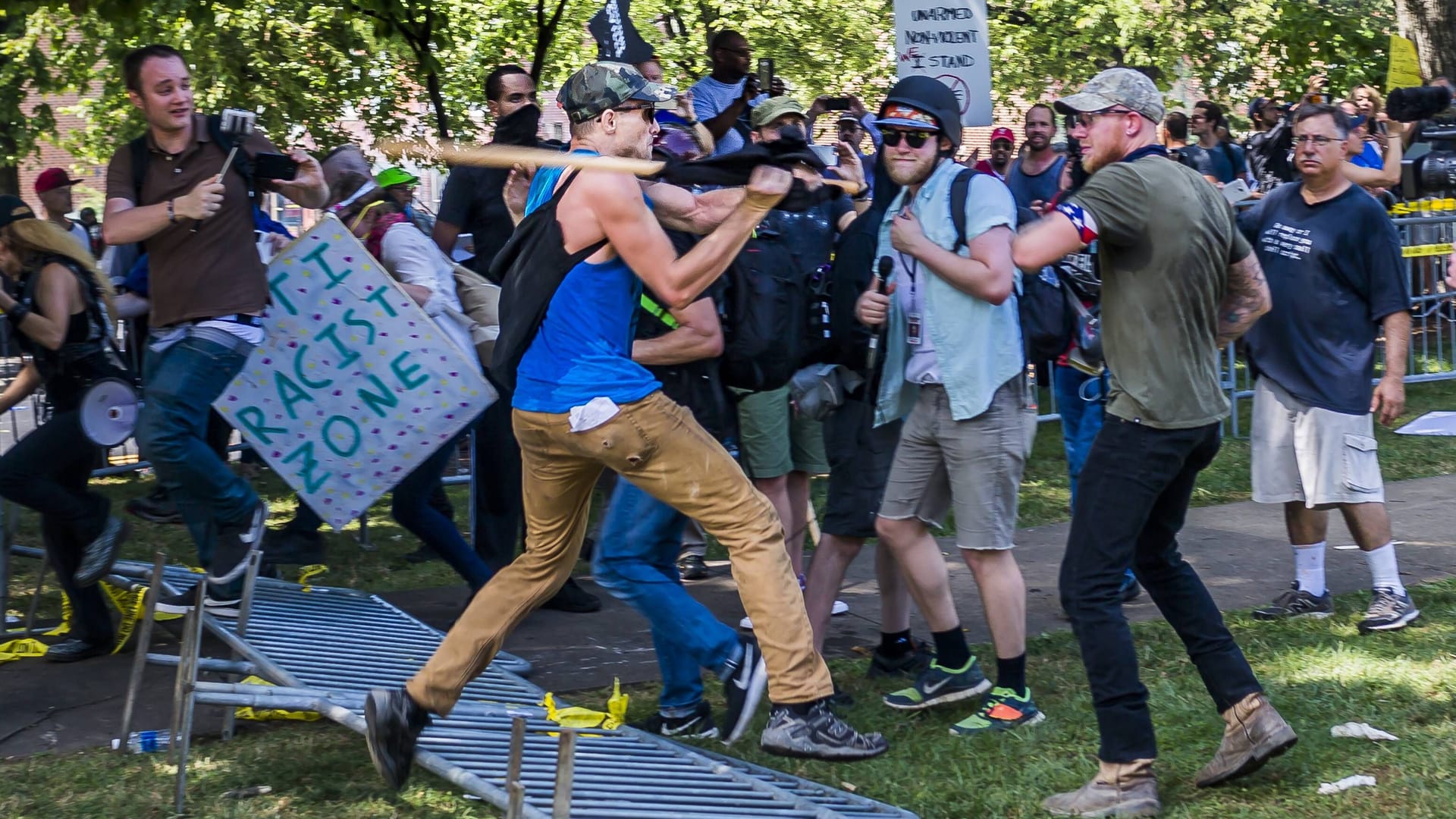 Bei einer Demonstration von Rechtsextremisten kommt es zu Auseinandersetzungen mit linken Gegendemonstranten in Charlottesville, Virginia (Archivbild).