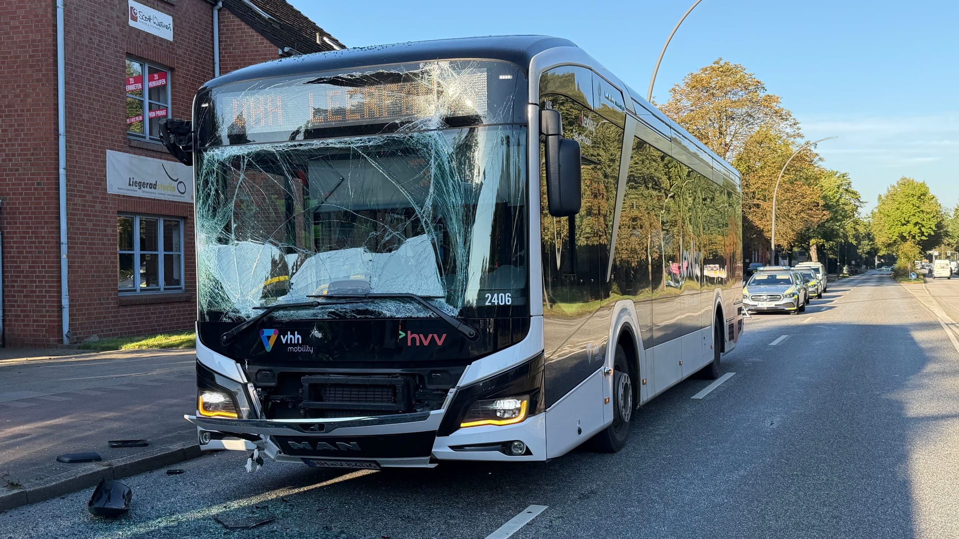 Beschädigter Linienbus nach dem Unfall in Hamburg-Osdorf: Bei dem Auffahrunfall wurden zwölf Menschen verletzt. Beschädigter Linienbus nach dem Unfall in Hamburg-Osdorf: Bei dem Auffahrunfall wurden zwölf Menschen verletzt.