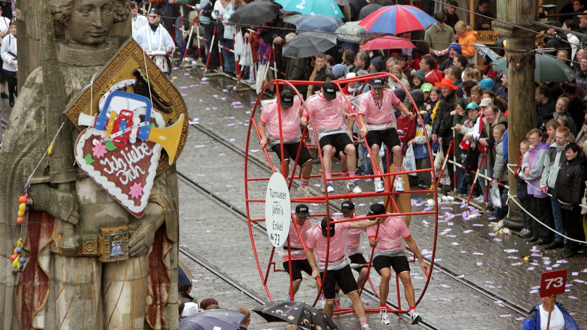 Freimarktumzug am Bremer Roland vorbei (Archivfoto): Die Parade gilt als eines der Höhepunkte der Freimarktzeit. Freimarktumzug am Bremer Roland vorbei (Archivfoto): Die Parade gilt als eines der Höhepunkte der Freimarktzeit.
