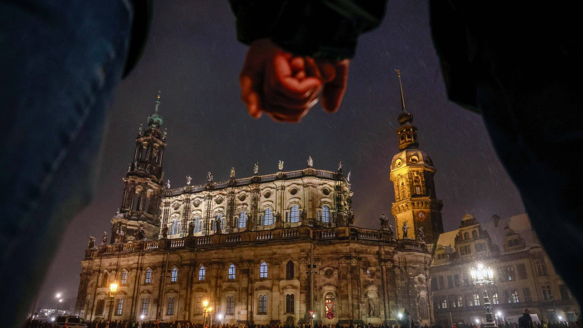 Menschenkette vor der Frauenkirche im Februar 2025: Menschenkette vor der Frauenkirche im Februar 2025: