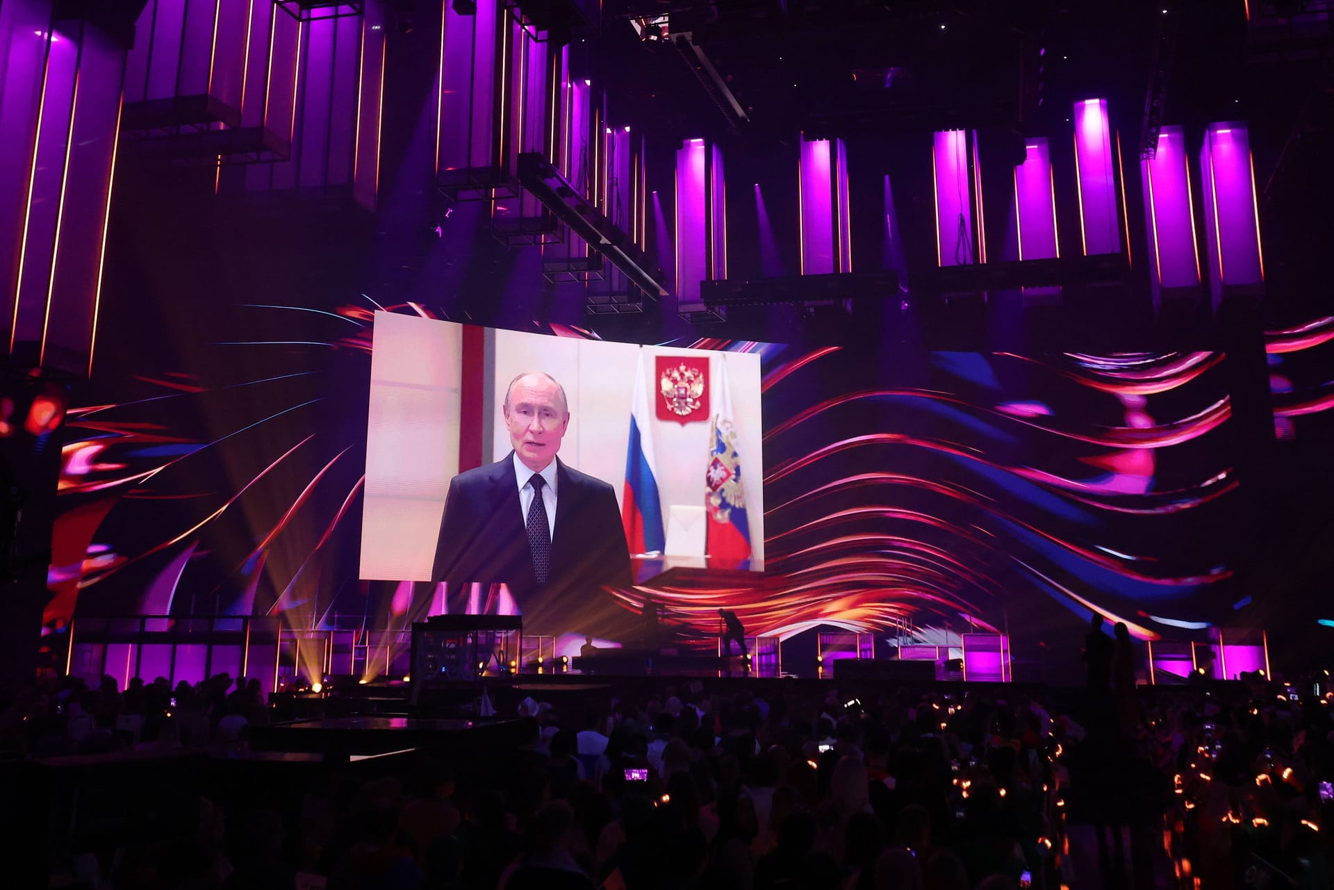 Wladimir Putin hält zu Beginn des "Intervision" eine Ansprache und kann auf einen Seitenhieb in Richtung Europa nicht verzichten.