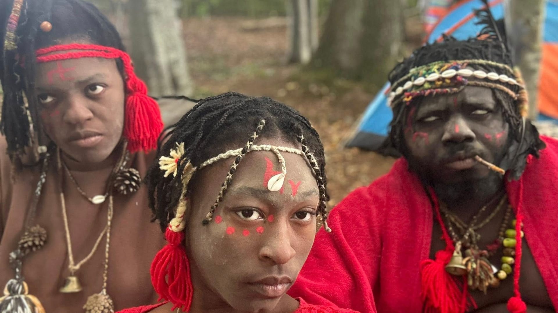 "Lady Safi" mit "König Atehehe" und "Königin Nandi": Mehr als 100.000 Fans folgen dem Stamm in den sozialen Medien.