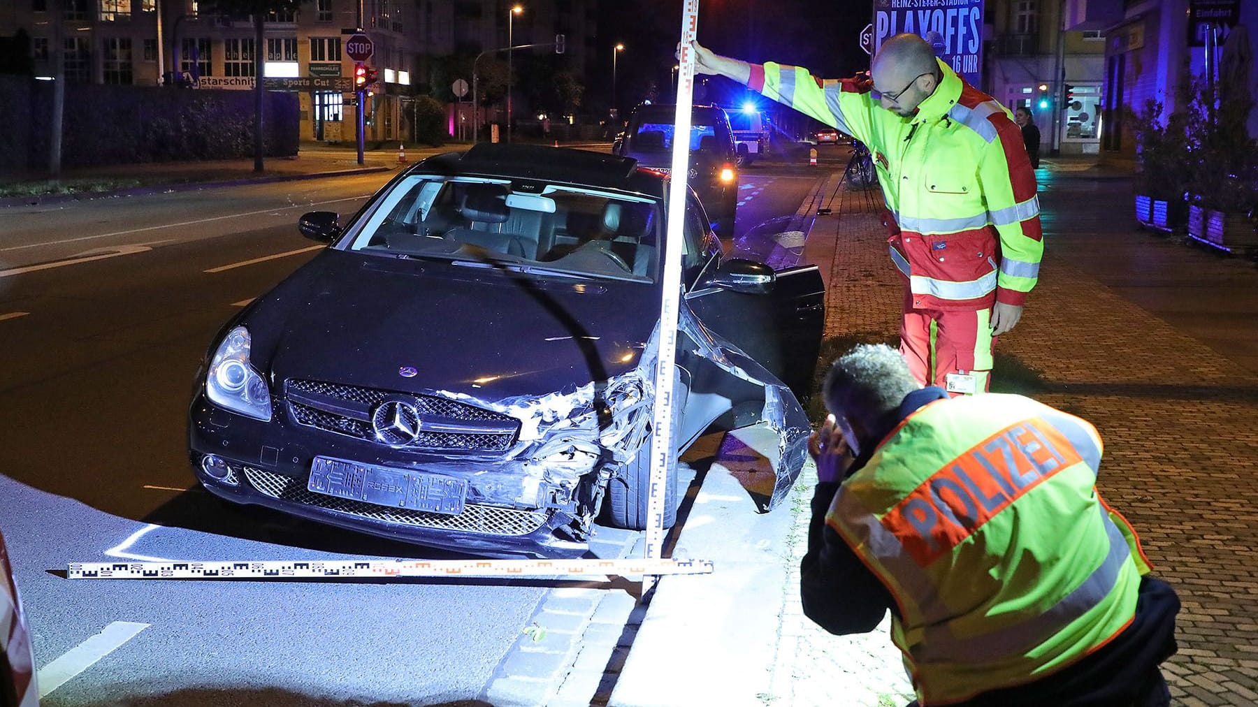 Polizisten begutachten den Unfall-Mercedes: Der Verursacher ließ sein Auto stehen und flüchtete – nach ihm wird nun gefahndet. Polizisten begutachten den Unfall-Mercedes: Der Verursacher ließ sein Auto stehen und flüchtete – nach ihm wird nun gefahndet.