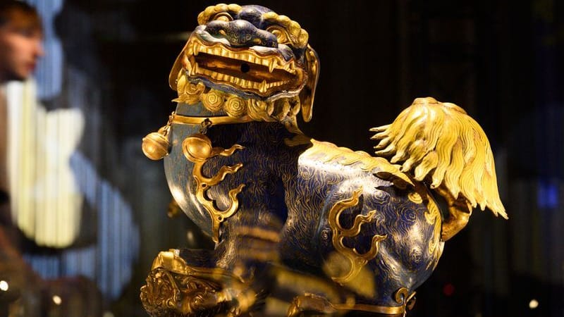 Ein Ausstellungsstück der Ausstellung „100 Schätze, 100 Geschichten“, die im Nationalmuseum in Prag historische Gegenstände und Kunstwerke vor allem aus den Sammlungen chinesischer Kaiser präsentiert, die vom Nationalen Palastmuseum in Taipeh ausgeliehen wurden. Ein Ausstellungsstück der Ausstellung „100 Schätze, 100 Geschichten“, die im Nationalmuseum in Prag historische Gegenstände und Kunstwerke vor allem aus den Sammlungen chinesischer Kaiser präsentiert, die vom Nationalen Palastmuseum in Taipeh ausgeliehen wurden.