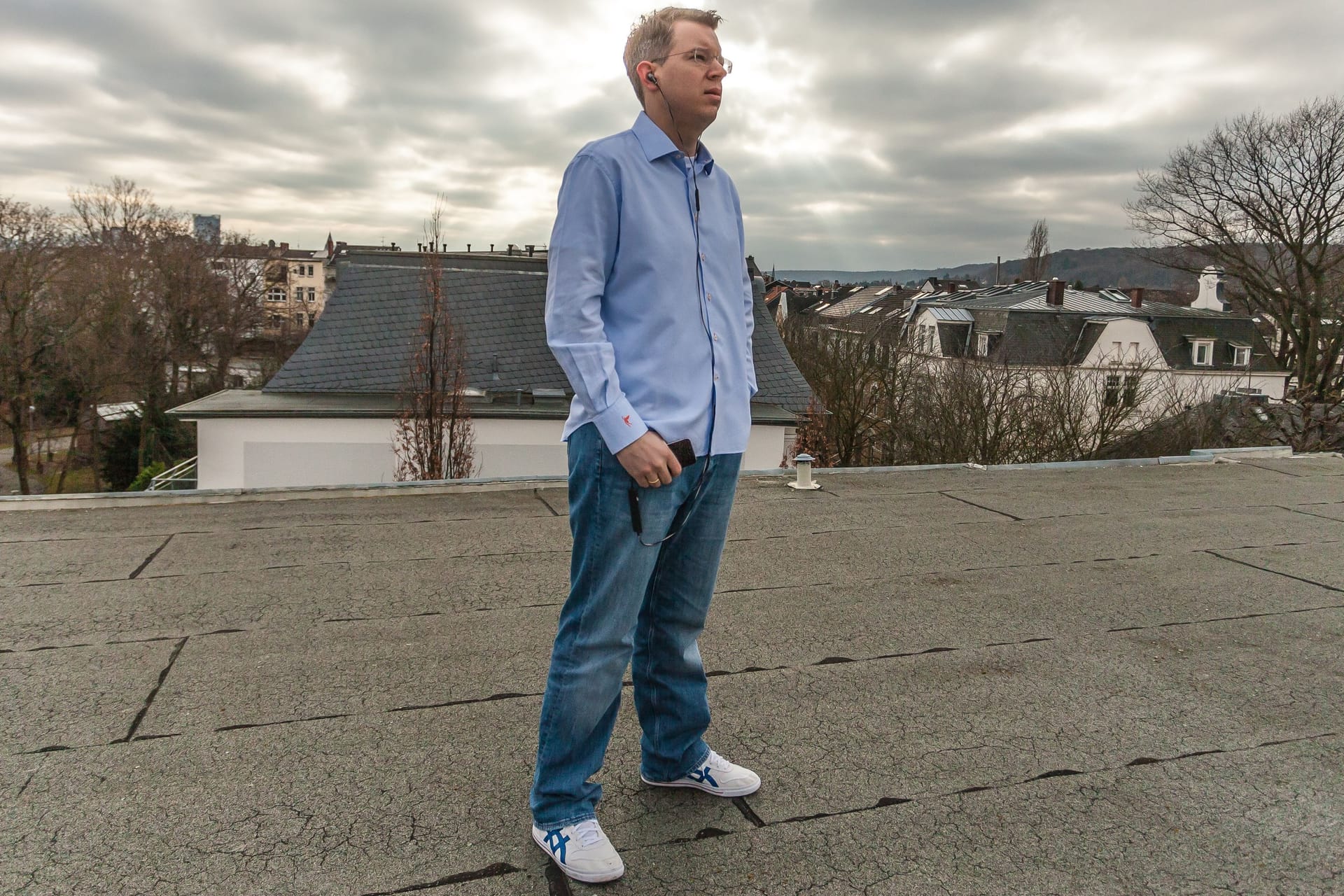 Frank Thelen mit Kopfhörern im Ohr über den Dächern Bonns. Frank Thelen mit Kopfhörern im Ohr über den Dächern Bonns.