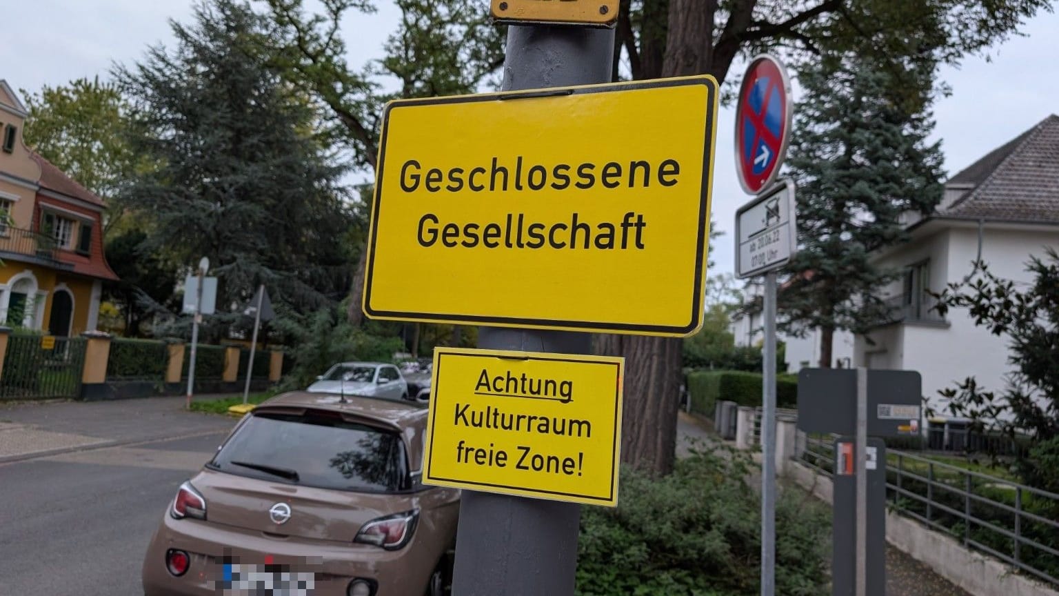 "Geschlossene Gesellschaft" in Marienburg: Was hat das Schild in der Leyboldstraße zu bedeuten? "Geschlossene Gesellschaft" in Marienburg: Was hat das Schild in der Leyboldstraße zu bedeuten?
