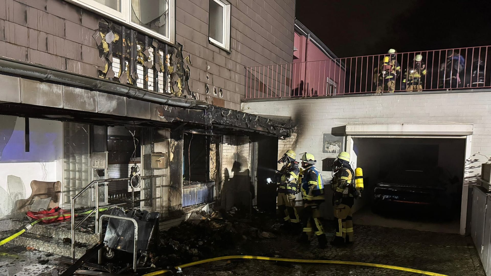 Brand in Essen: Personen aus Mehrfamilienhaus gerettet Brand in Essen: Personen aus Mehrfamilienhaus gerettet
