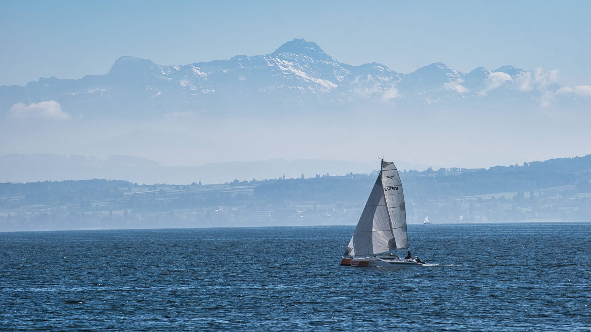 Ein Segelboot auf dem Bodensee (Symbolbild): Eine tragische Kollision forderte ein Menschenleben.