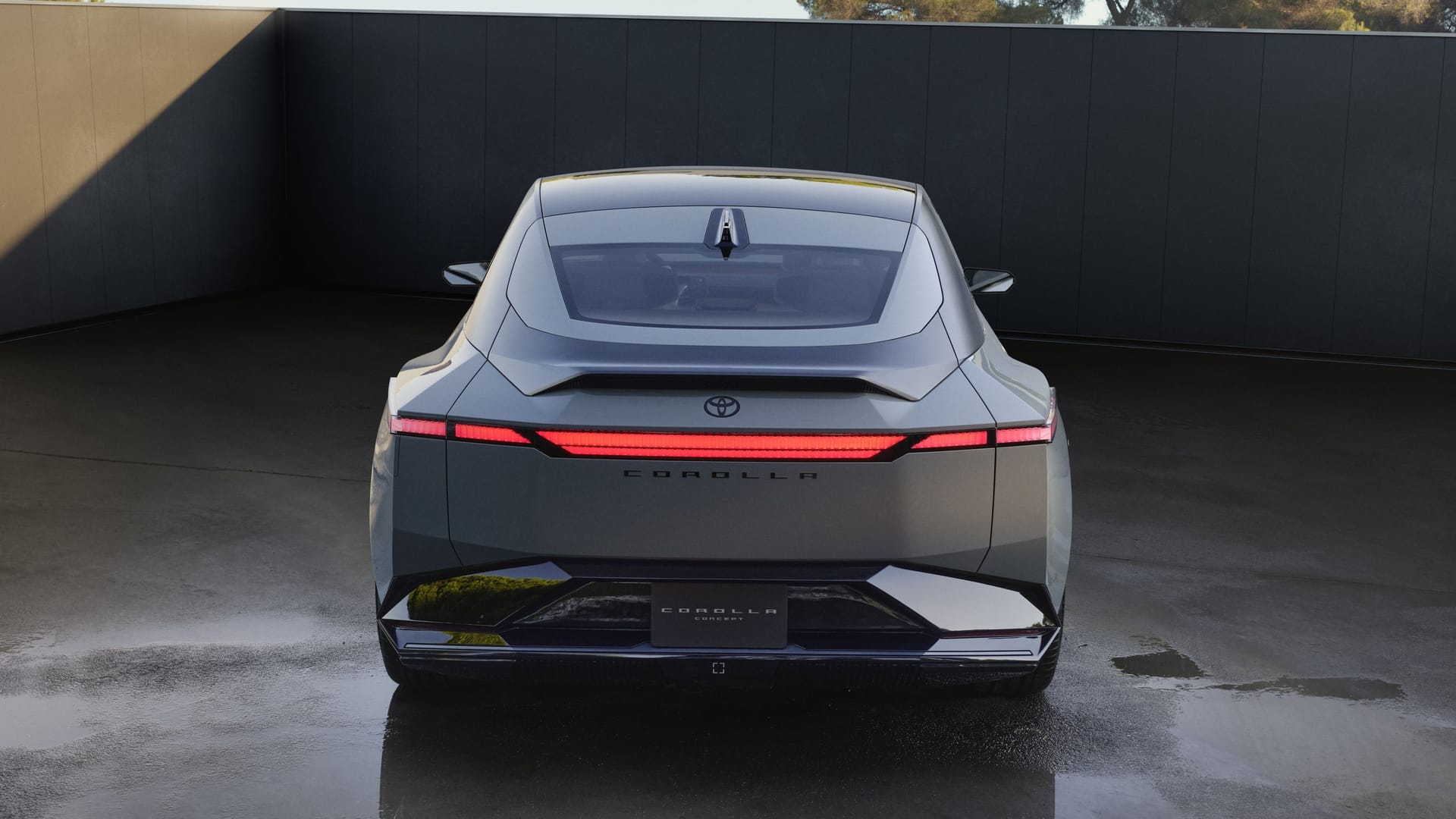 Coupéhaftes Heck: Auffällig ist die ausgeprägte horizontale Teilung mit schmalem, angedeutetem Spoiler.