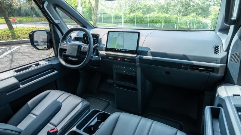 Aufgeräumt, optisch weitgehend unauffällig und gut ausgestattet: Es gibt schlechtere Beschreibungen für den Innenraum eines Fahrzeugs.