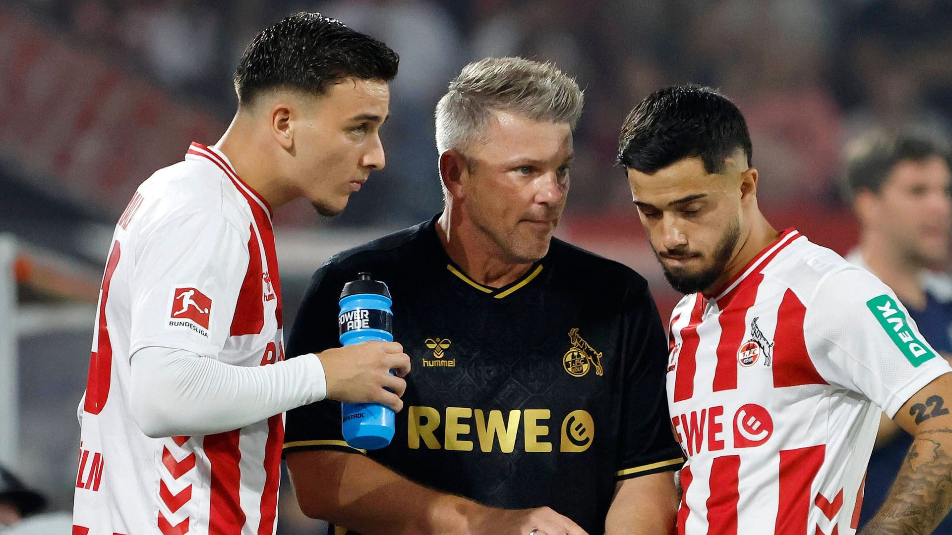 FC-Coach Kwasniok (m.) mit El Mala (l.) und Jusuf Gazubegovic (Archivfoto): Im El-Mala-Umfeld schätzt man offenbar die Zusammenarbeit mit dem Trainer. FC-Coach Kwasniok (m.) mit El Mala (l.) und Jusuf Gazubegovic (Archivfoto): Im El-Mala-Umfeld schätzt man offenbar die Zusammenarbeit mit dem Trainer.