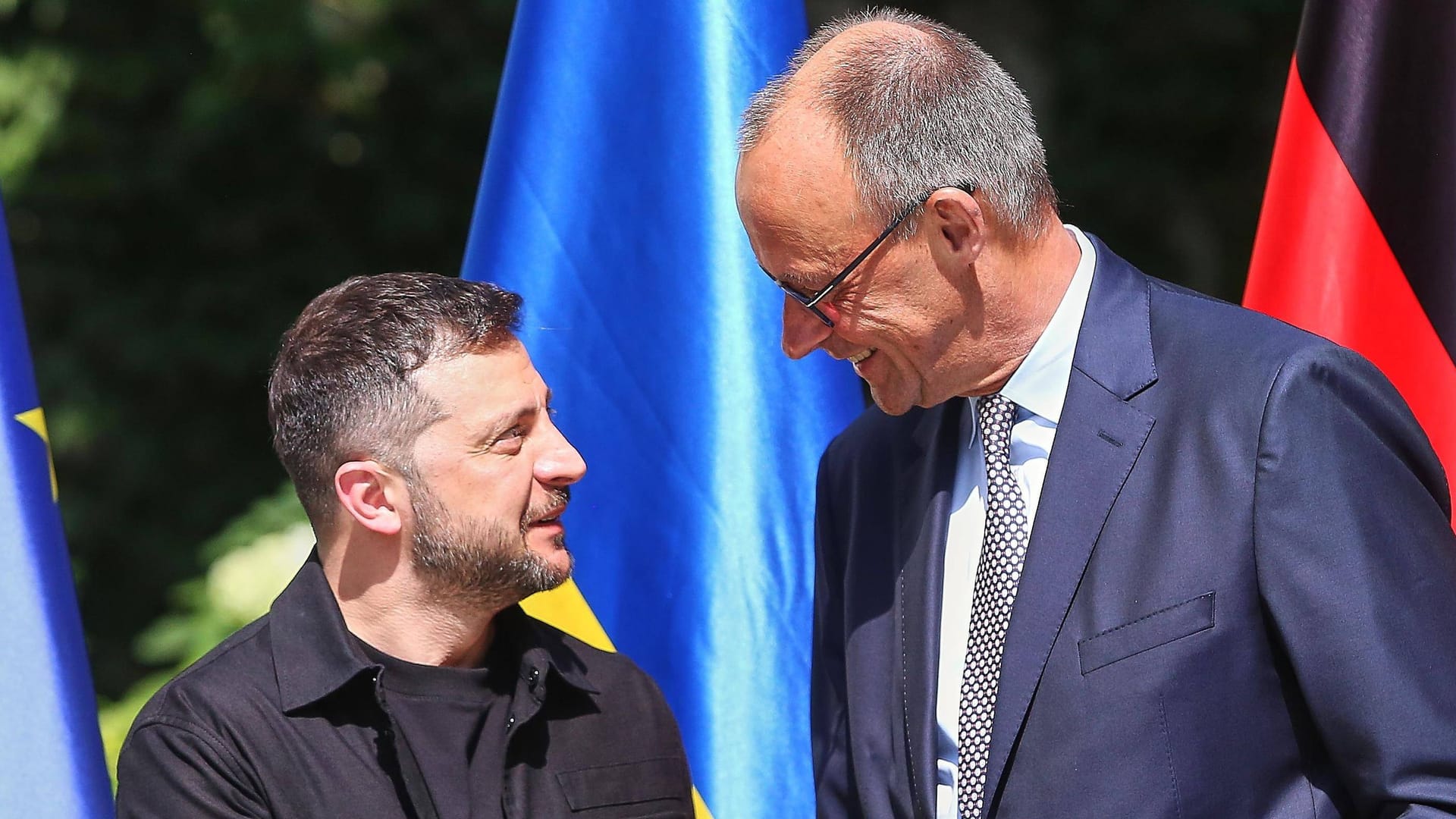 Wolodymyr Selenskyj (l) und Friedrich Merz (Archivbild): Die Ukraine braucht das Geld nicht nur für die Verteidigung. Wolodymyr Selenskyj (l) und Friedrich Merz (Archivbild): Die Ukraine braucht das Geld nicht nur für die Verteidigung.
