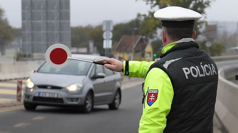 Slowakische Polizei winkt einen Autofahrer zur Kontrolle heran. Slowakische Polizei winkt einen Autofahrer zur Kontrolle heran.