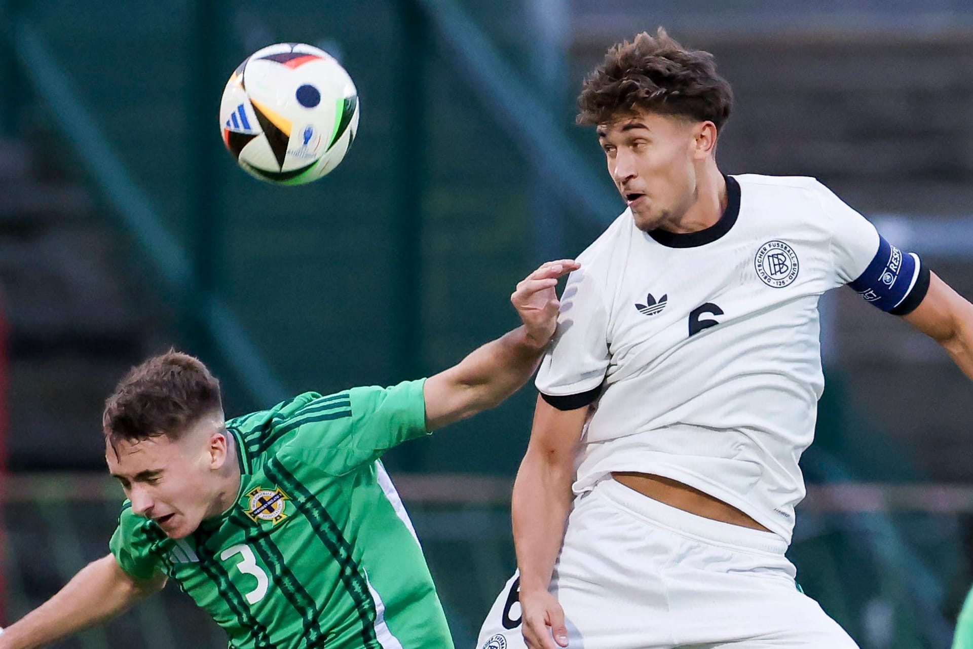 Tom Bischof (r.) im Luftduell mit Nordirlands Jonathan Russell: Das Bayern-Juwel ist der neue Kapitän der deutschen U21. Tom Bischof (r.) im Luftduell mit Nordirlands Jonathan Russell: Das Bayern-Juwel ist der neue Kapitän der deutschen U21.