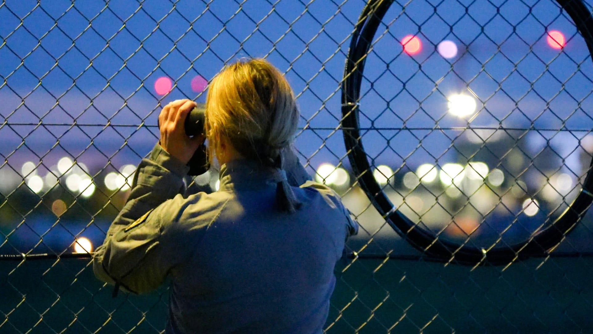Eine Beamtin der Polizei hält Ausschau nach Drohnen rund um das Gelände des Flughafens München (Archivfoto): Der Airport musste zuletzt zweimal gesperrt werden. Eine Beamtin der Polizei hält Ausschau nach Drohnen rund um das Gelände des Flughafens München (Archivfoto): Der Airport musste zuletzt zweimal gesperrt werden.