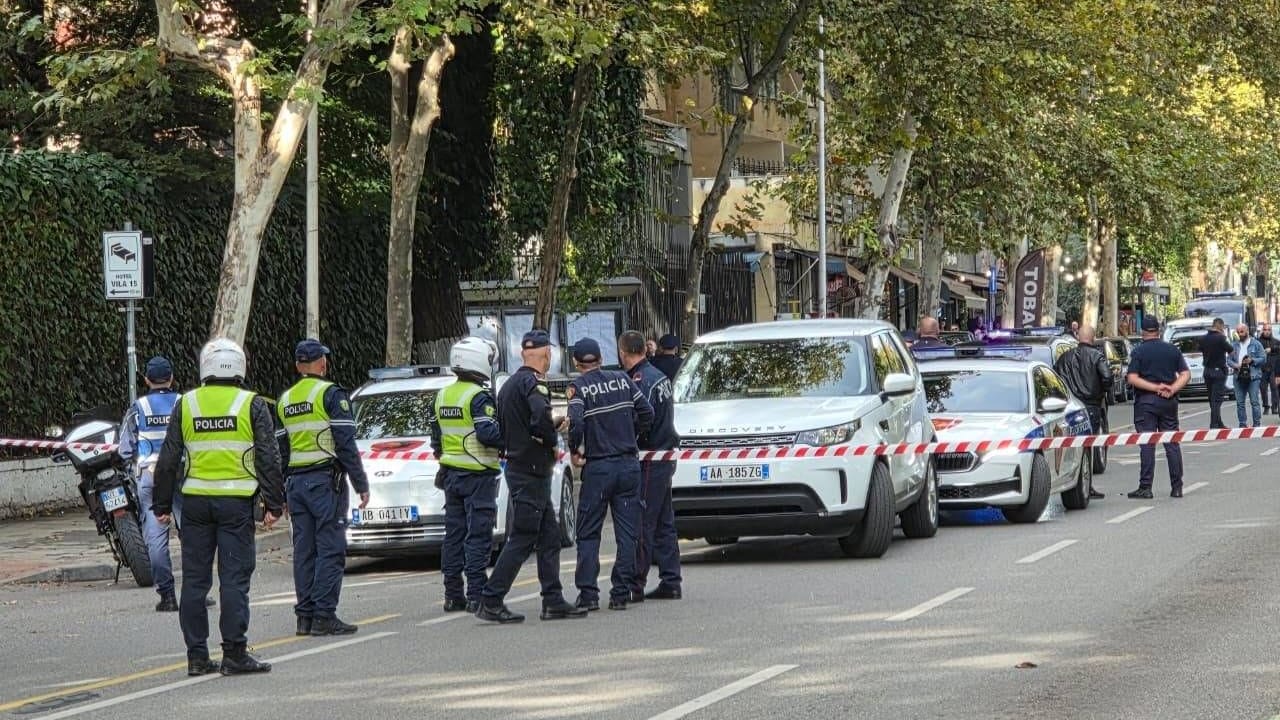 Die Polizei hat die Straße vor dem Gericht im albanischen Tirana abgesperrt.