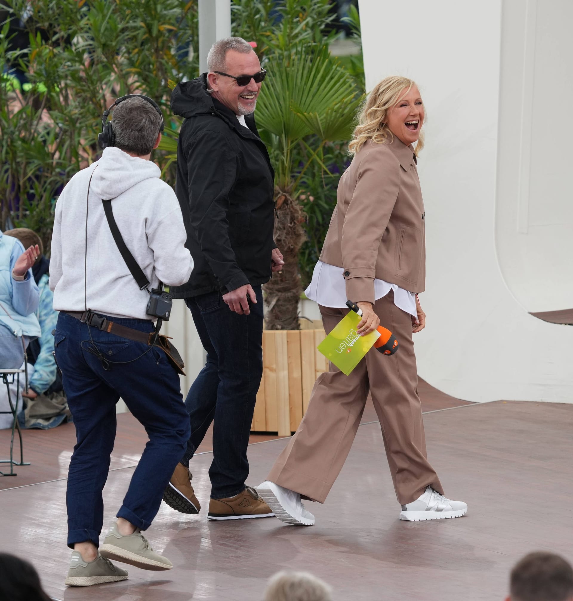 Der Mann hinter Andrea Kiewel: Mindestens ein Bodyguard befindet sich immer in ihrer Nähe. Der Mann hinter Andrea Kiewel: Mindestens ein Bodyguard befindet sich immer in ihrer Nähe.