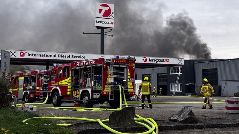 Feuerkräfte sind im Einsatz in Castrop-Rauxel: Dort soll es am Freitagmorgen eine Explosion gegeben haben. Feuerkräfte sind im Einsatz in Castrop-Rauxel: Dort soll es am Freitagmorgen eine Explosion gegeben haben.