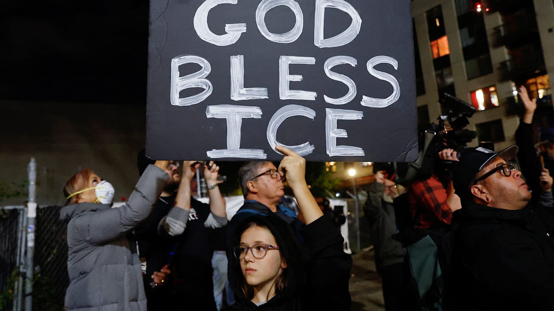 Gegendemonstranten in Portland greifen die religiöse Metaphorik der US-Regierung auf: "Gott schütze ICE" Gegendemonstranten in Portland greifen die religiöse Metaphorik der US-Regierung auf: "Gott schütze ICE"