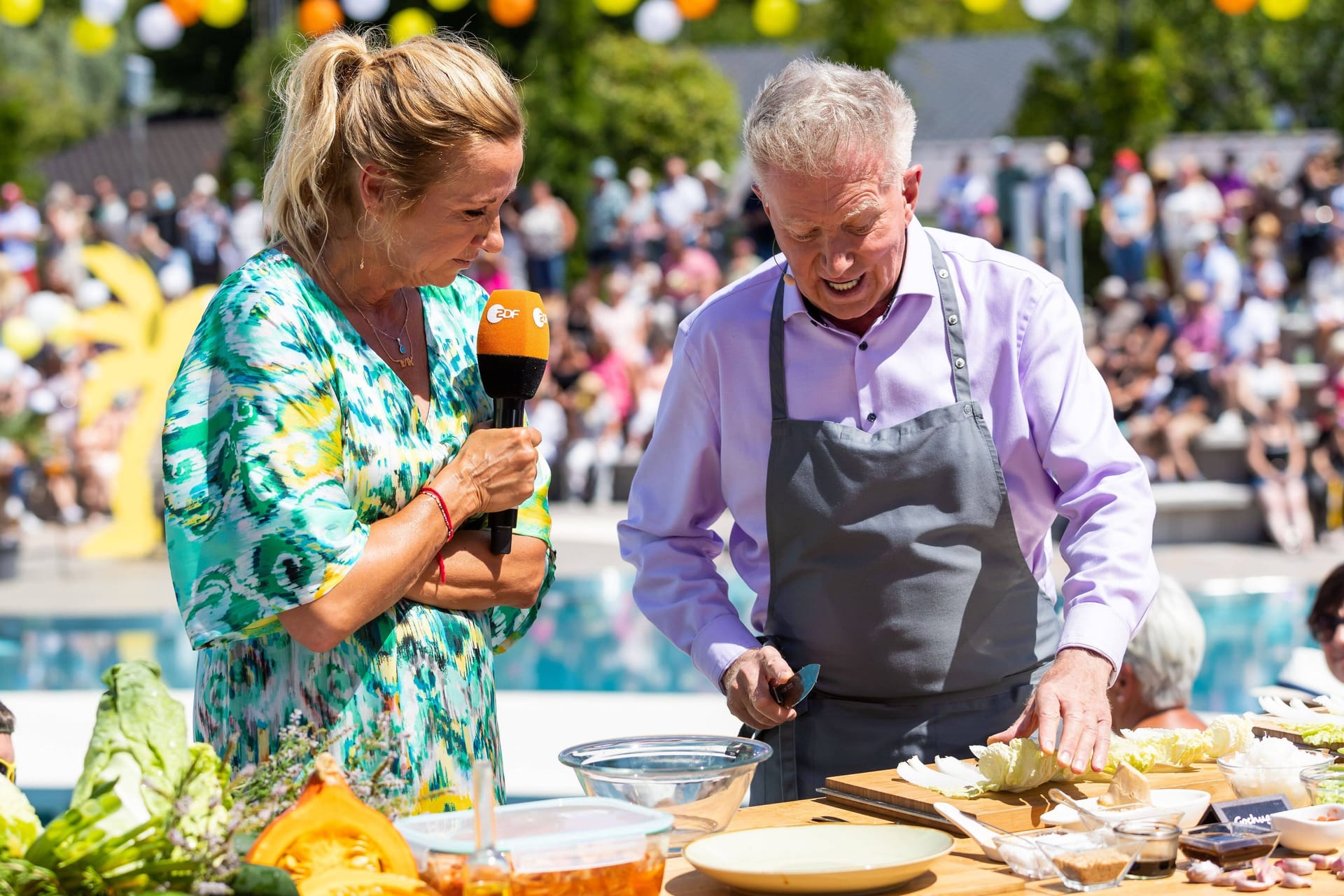 Messerscharfe Realitäten: Wenn Andrea Kiewel ihrem"Fernsehgarten"-Koch Armin Roßmeier auf die Finger schaut, hat er meist ein gefährliches Werkzeug in der Hand. Messerscharfe Realitäten: Wenn Andrea Kiewel ihrem"Fernsehgarten"-Koch Armin Roßmeier auf die Finger schaut, hat er meist ein gefährliches Werkzeug in der Hand.