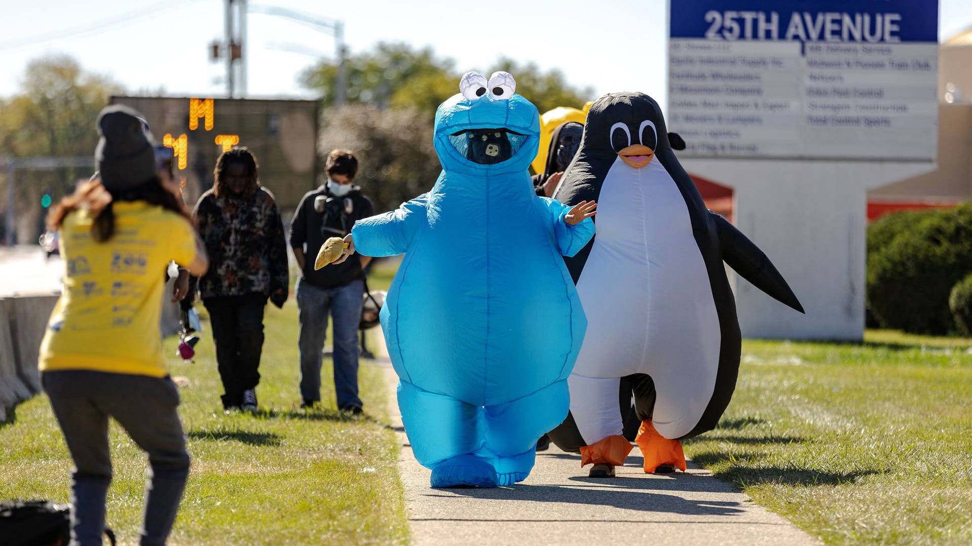 Aufgeblasene Kostüme wie diese werden zum Protest-Trend gegen die Politik der Trump-Regierung (Archivbild).