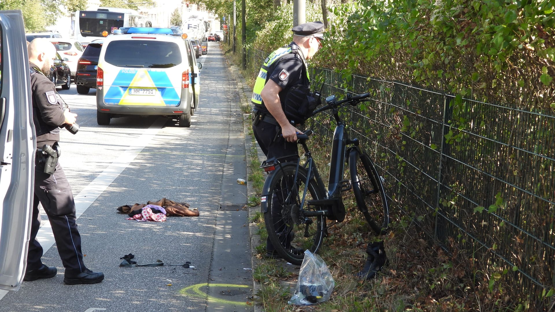 Polizisten an der Unfallstelle: Eine Fahrradfahrerin ist nach einem Unfall in Rotherbaum an ihren Verletzungen gestorben. Polizisten an der Unfallstelle: Eine Fahrradfahrerin ist nach einem Unfall in Rotherbaum an ihren Verletzungen gestorben.