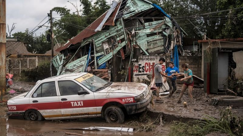 Nachbarn versammeln sich um ein beschädigtes Haus nach heftigen Regenfällen in Poza Rica im Bundesstaat Veracruz, Mexoko.
