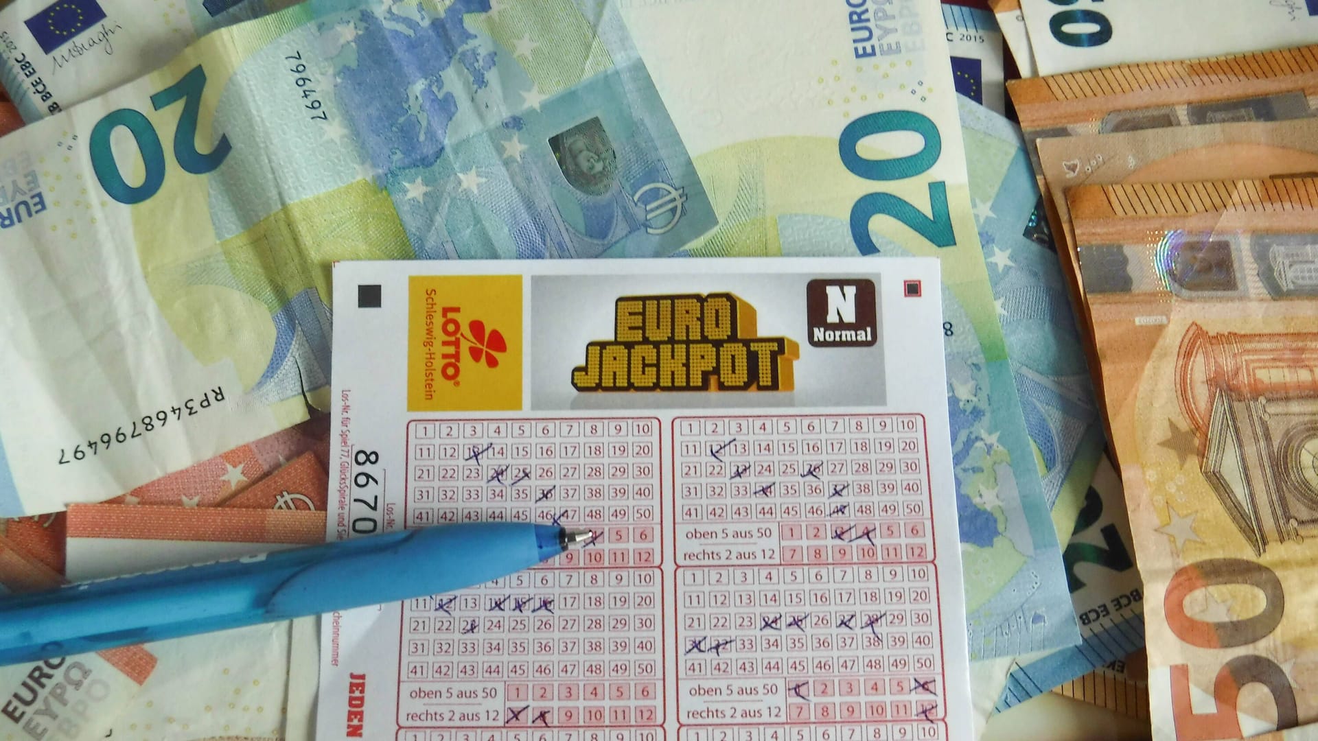 Ausgefüllter Lottoschein mit Geldscheinen (Symbolfoto): Die vergangene Eurojackpot-Ziehung brachte einem Niedersachsen viel Geld ein. Ausgefüllter Lottoschein mit Geldscheinen (Symbolfoto): Die vergangene Eurojackpot-Ziehung brachte einem Niedersachsen viel Geld ein.