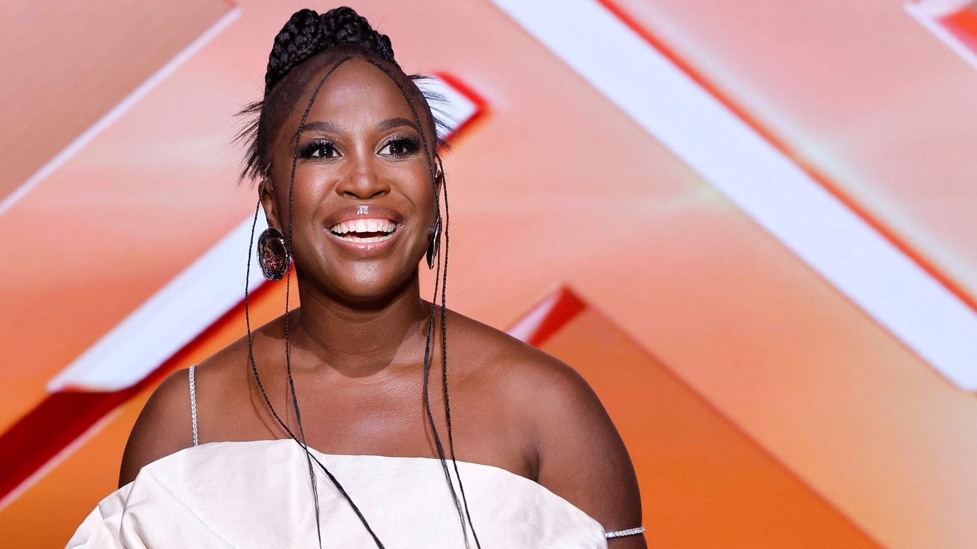 Motsi Mabuse: Hier posiert sie im April 2025 im "Let's Dance"-Studio in Köln.