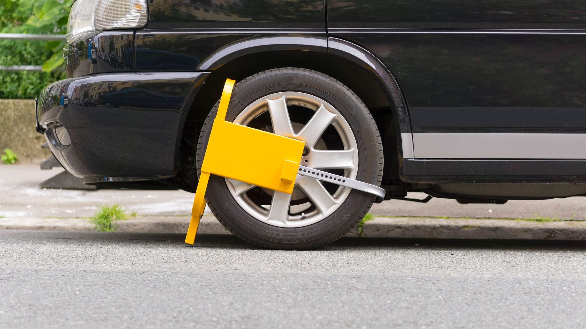 Erst blechen, dann fahren: Auch Parkkrallen dienen als – eher robuster – Zahlungshinweis. Erst blechen, dann fahren: Auch Parkkrallen dienen als – eher robuster – Zahlungshinweis.