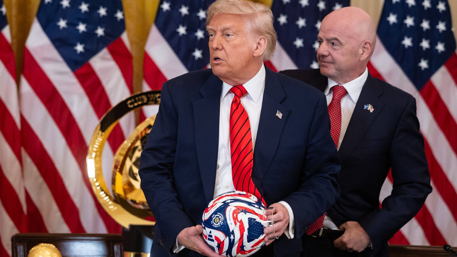 Donald Trump (l.) und Gianni Infantino: Den Präsidenten der USA und der Fifa hilft die aktuelle Unruhe um die WM nicht unbedingt. Donald Trump (l.) und Gianni Infantino: Den Präsidenten der USA und der Fifa hilft die aktuelle Unruhe um die WM nicht unbedingt.
