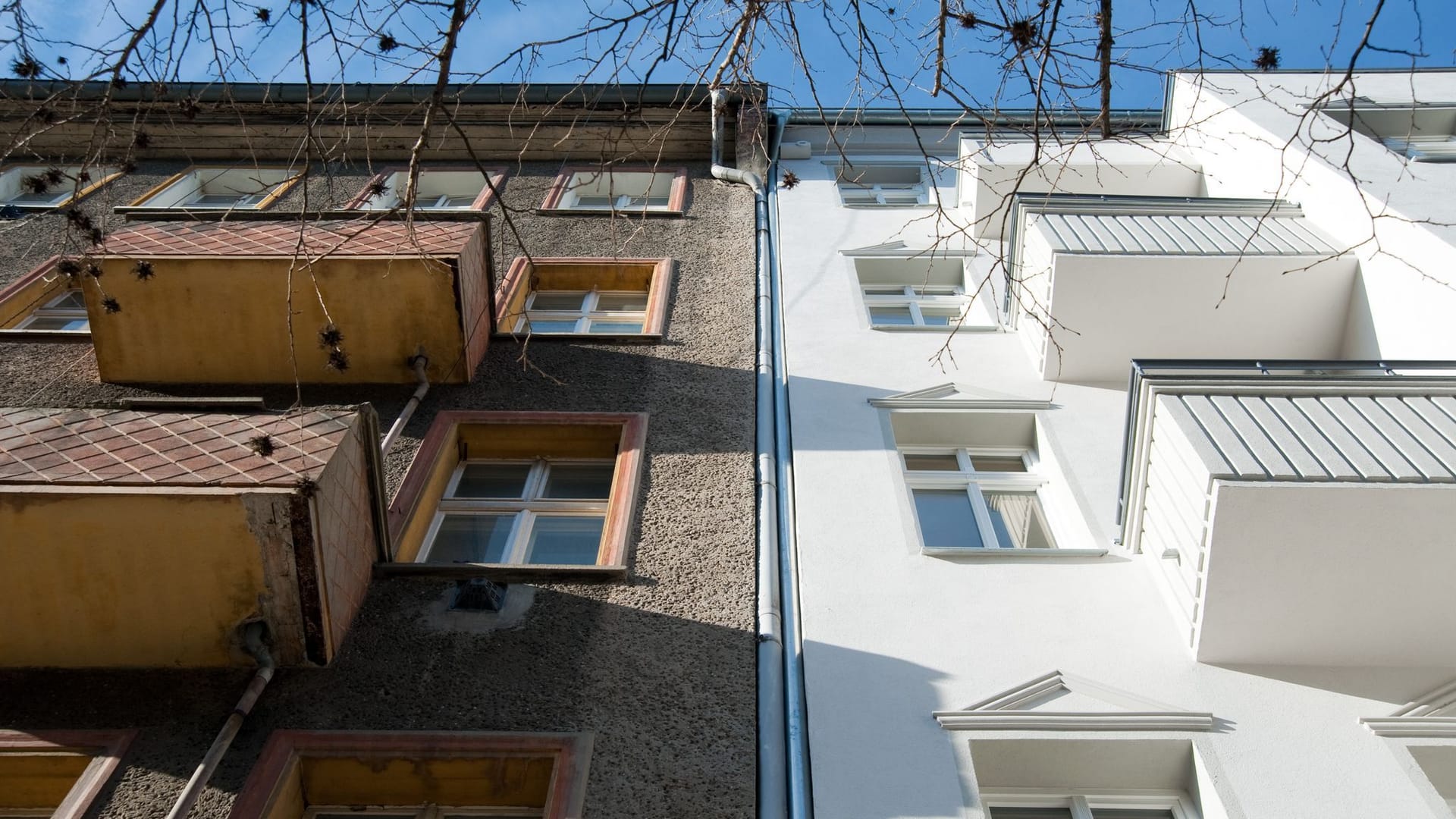 Zwei Hausfassaden in unterschiedlichen Sanierungszuständen Zwei Hausfassaden in unterschiedlichen Sanierungszuständen