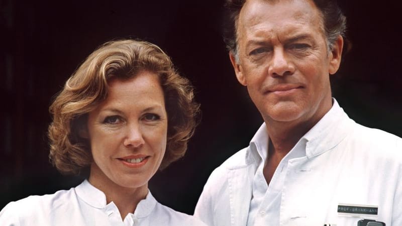 Klausjürgen Wussow als Professor Brinkmann mit Gaby Dohm als Schwester Christa in der ZDF-Serie "Die Schwarzwaldklinik". Klausjürgen Wussow als Professor Brinkmann mit Gaby Dohm als Schwester Christa in der ZDF-Serie "Die Schwarzwaldklinik".
