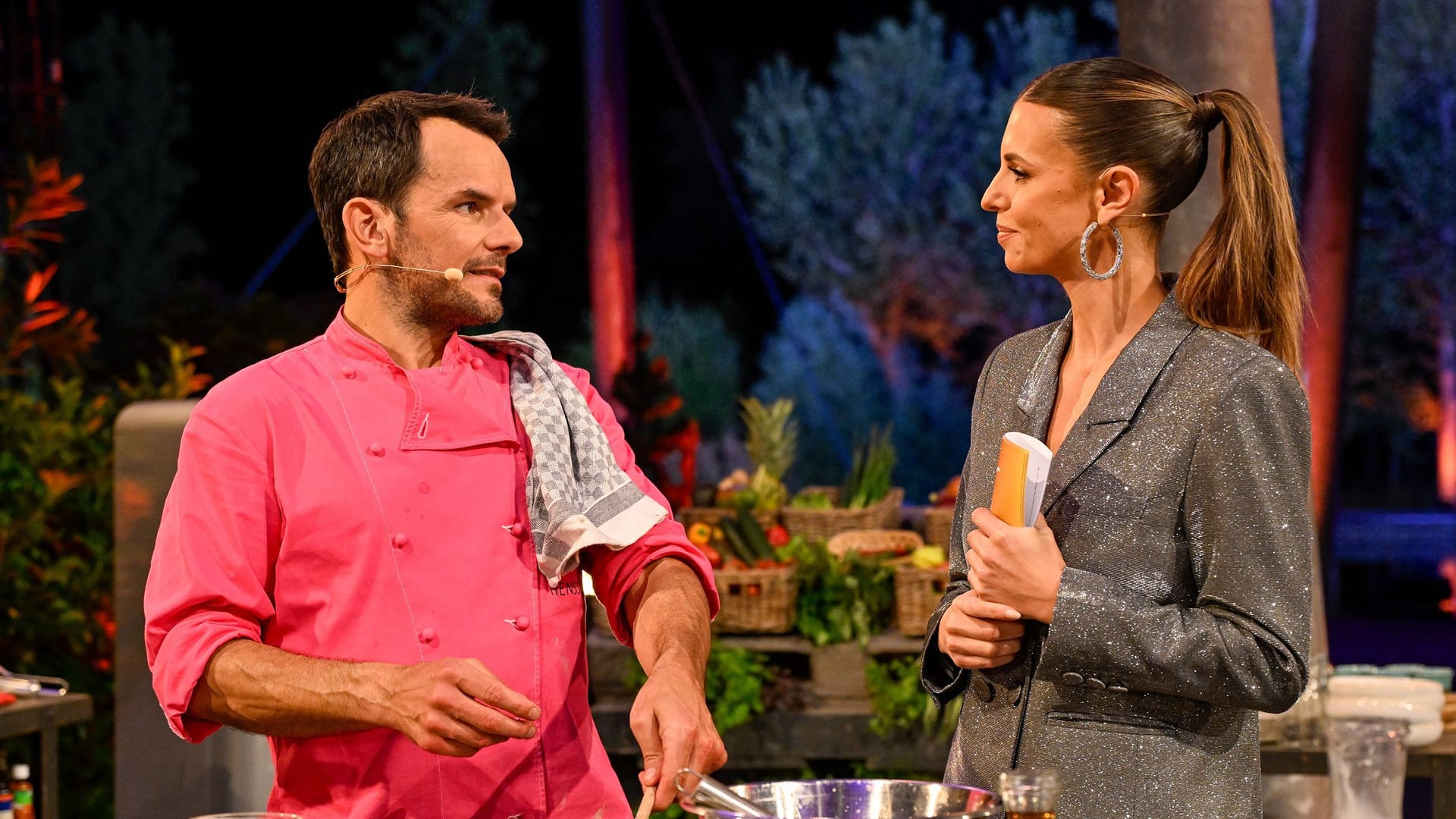 Steffen Henssler und Laura Wontorra: Sie müssen sich erneut von einem langjährigen "Grill den Henssler"-Star verabschieden. Steffen Henssler und Laura Wontorra: Sie müssen sich erneut von einem langjährigen "Grill den Henssler"-Star verabschieden.