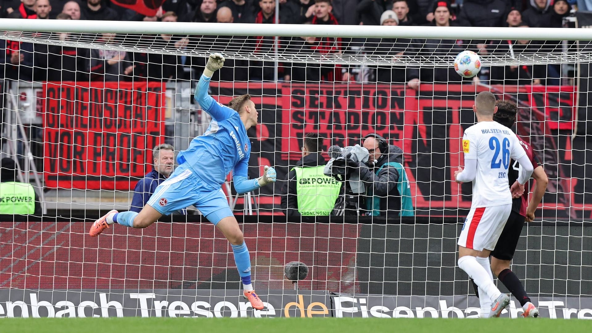 Später Schock: Der Ball senkt sich hinter Nürnbergs Torwart Reichert ins Tor. Später Schock: Der Ball senkt sich hinter Nürnbergs Torwart Reichert ins Tor.