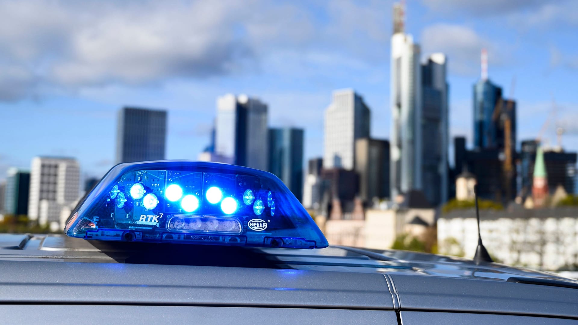 Ein Streifenwagen vor der Frankfurter Skyline (Archivbild): Weil die Frau keine Ausweispapiere dabeihatte, wurde sie mit aufs Revier genommen. Ein Streifenwagen vor der Frankfurter Skyline (Archivbild): Weil die Frau keine Ausweispapiere dabeihatte, wurde sie mit aufs Revier genommen.