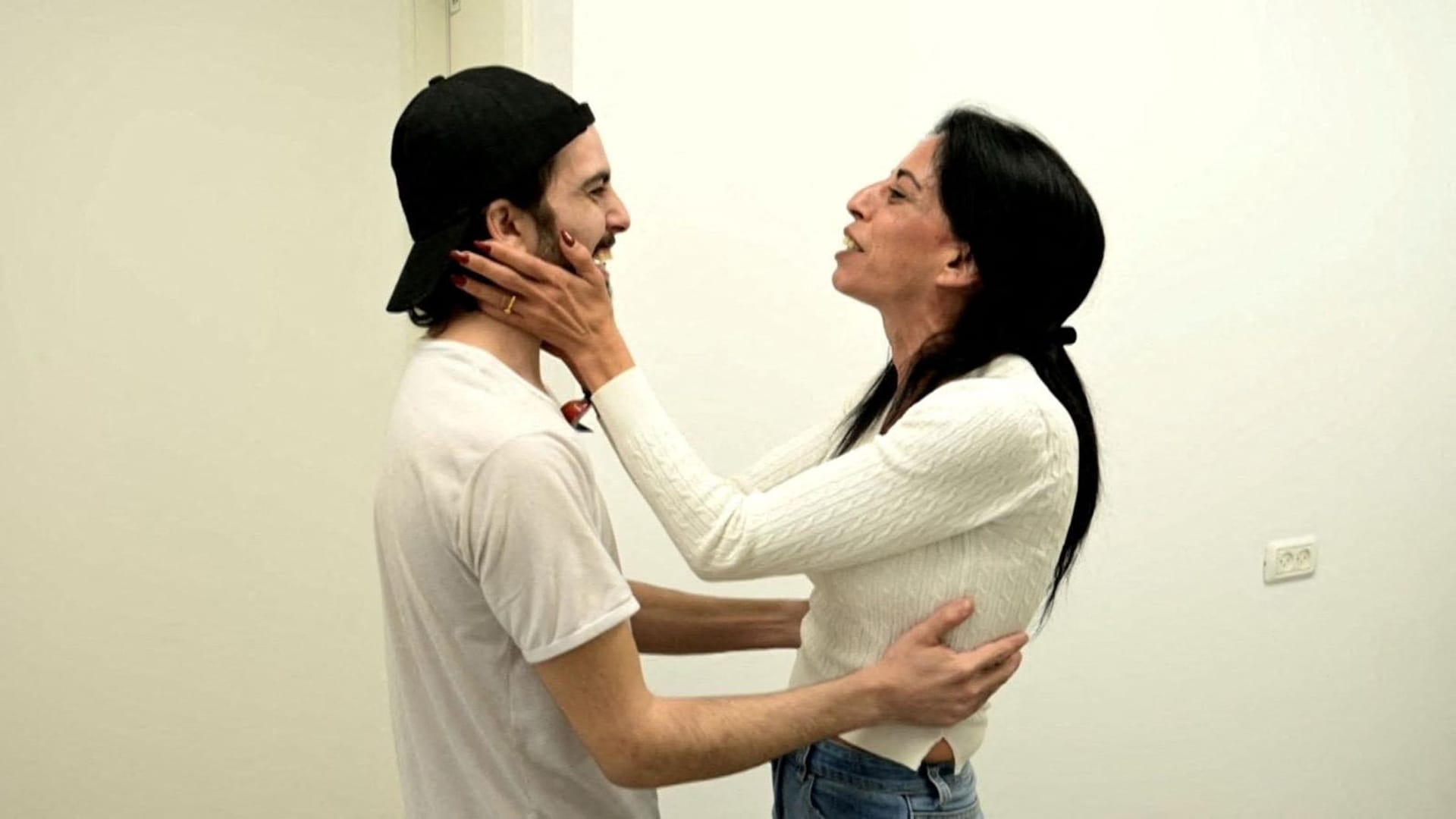 Matan Zangauker trifft das erste Mal seit seiner Gefangennahme auf seine Mutter. Matan Zangauker trifft das erste Mal seit seiner Gefangennahme auf seine Mutter.