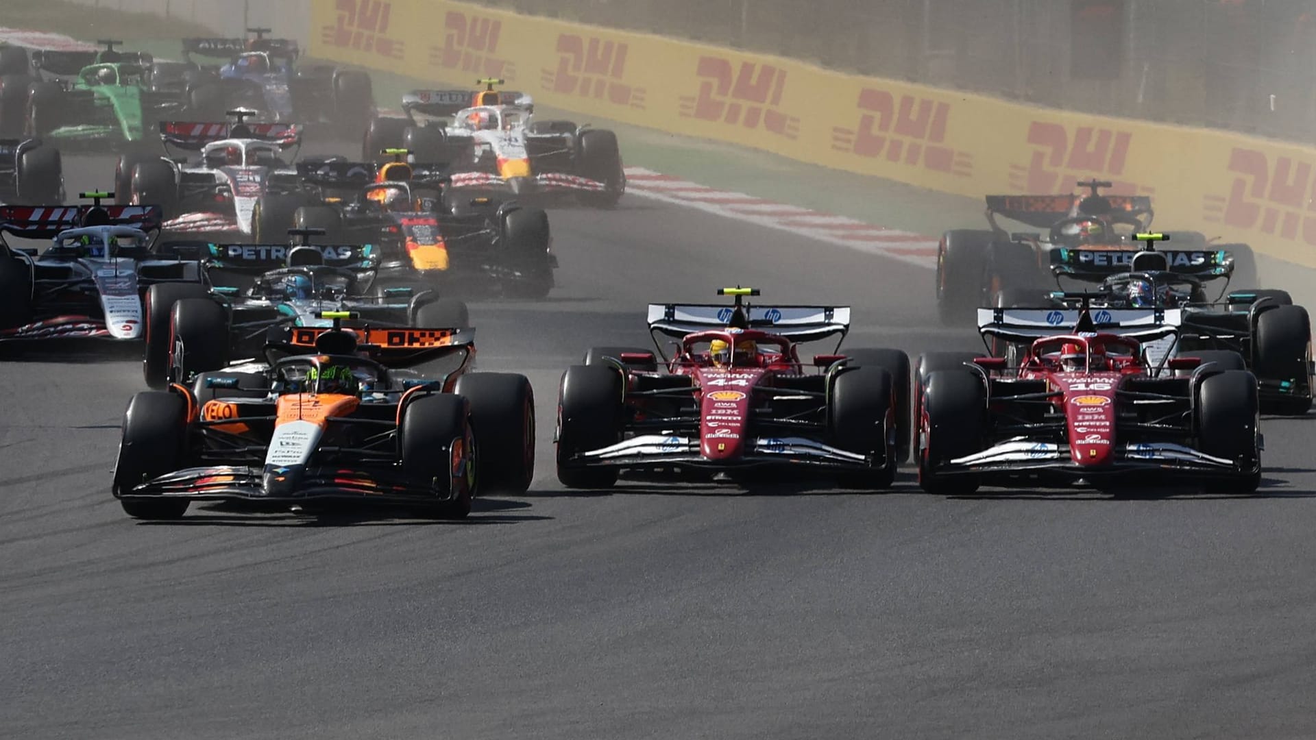 Szene beim Start in Mexiko-Stadt: Lando Norris (li.) zieht direkt davon. Szene beim Start in Mexiko-Stadt: Lando Norris (li.) zieht direkt davon.