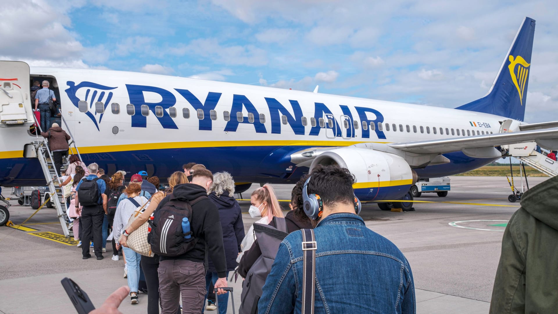 Ryanair-Flugzeug am BER (Archivbild): Das Unternehmen zeigt sich unzufrieden mit den Kosten an deutschen Flughäfen. Ryanair-Flugzeug am BER (Archivbild): Das Unternehmen zeigt sich unzufrieden mit den Kosten an deutschen Flughäfen.
