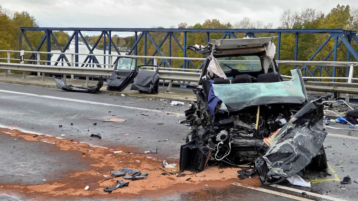 Unfall mit drei Toten im Kanal – Polizei untersucht Leichen