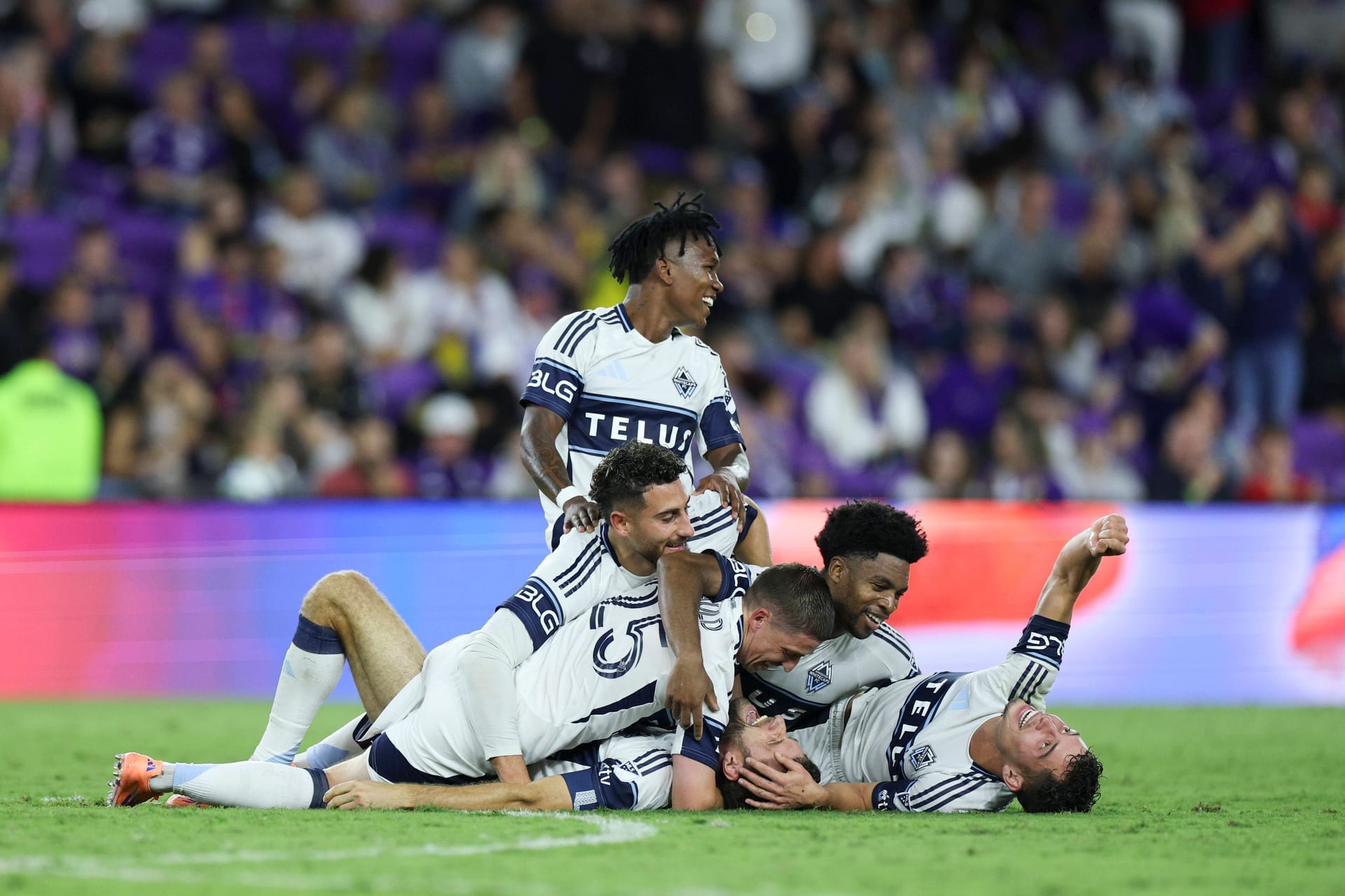 Jubelnde Teamkollegen begraben Thomas Müller unter sich: Der deutsche Stürmer wurde für Vancouver zum späten Helden.