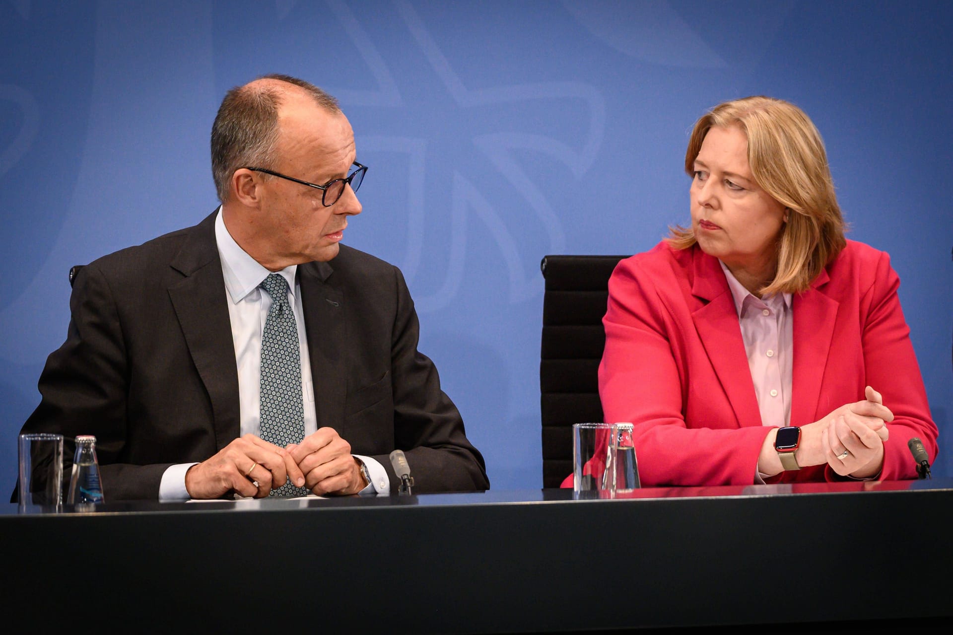 CDU-Chef Merz und SPD-Chefin Bas ringen um den Kurs.